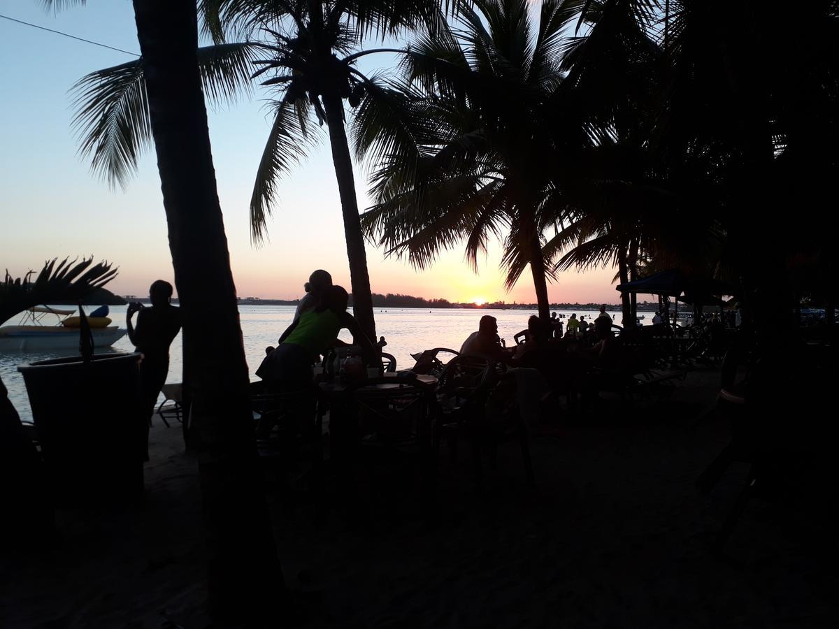 Hotel & Restaurante Espanol Luz De Luna Boca Chica Exterior foto